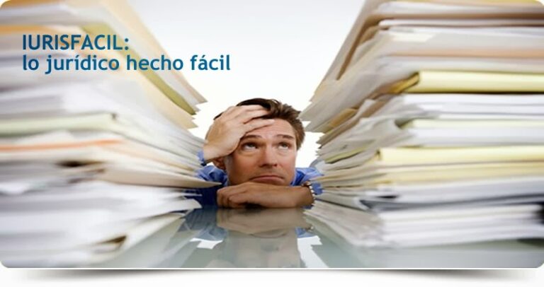 Imagen del antiguo blog de IURISFACIL: lo jurídico hecho fácil, en el que se ve la cara de un hombre con cara de agobio entre dos montones de carpetas con expedientes. Quiere significar la dificultad de enfrentarse a las normas jurídicas y su papeleo